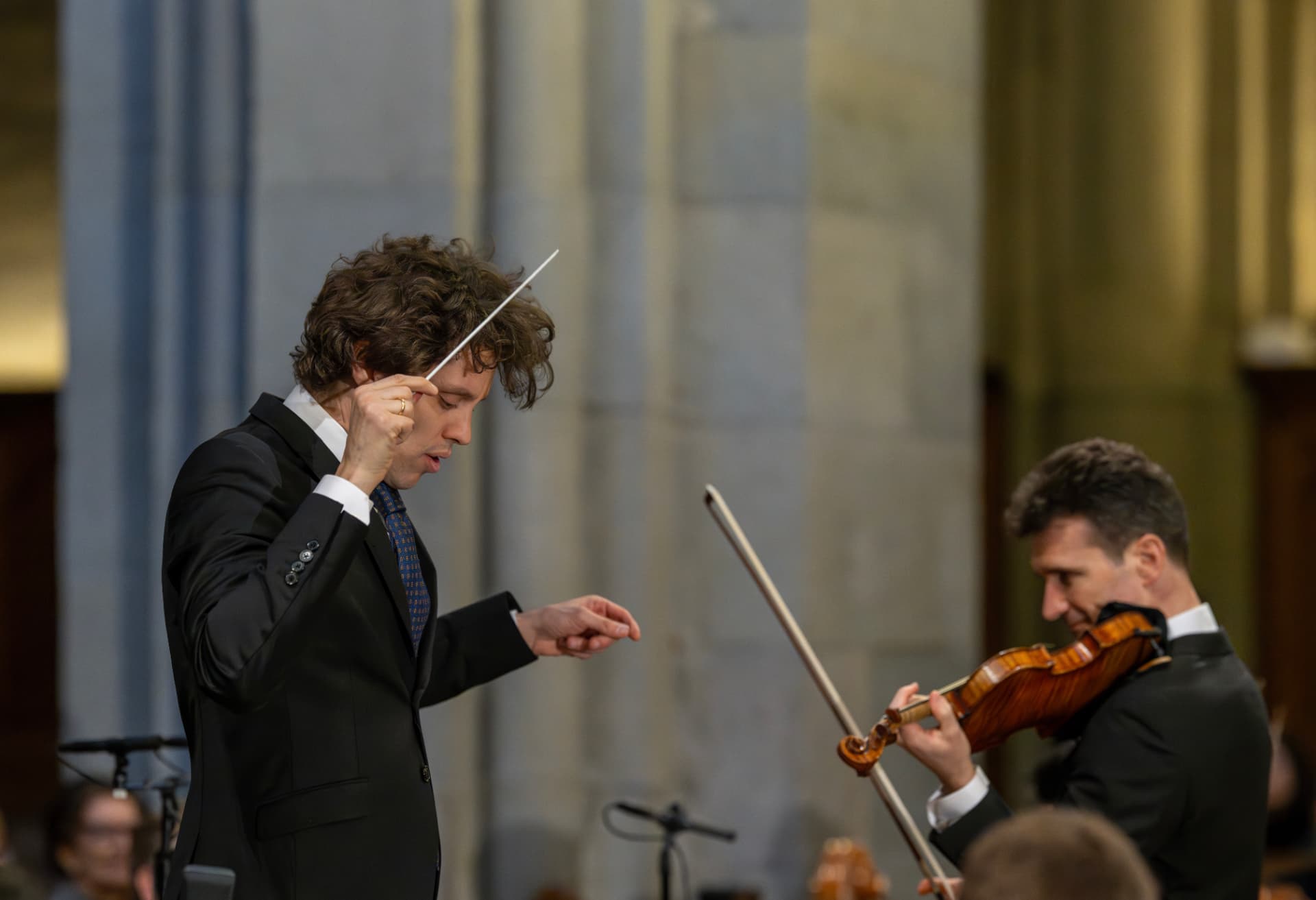 Kevin Griffiths dirigiert neben dem Solisten im Kirchenraum