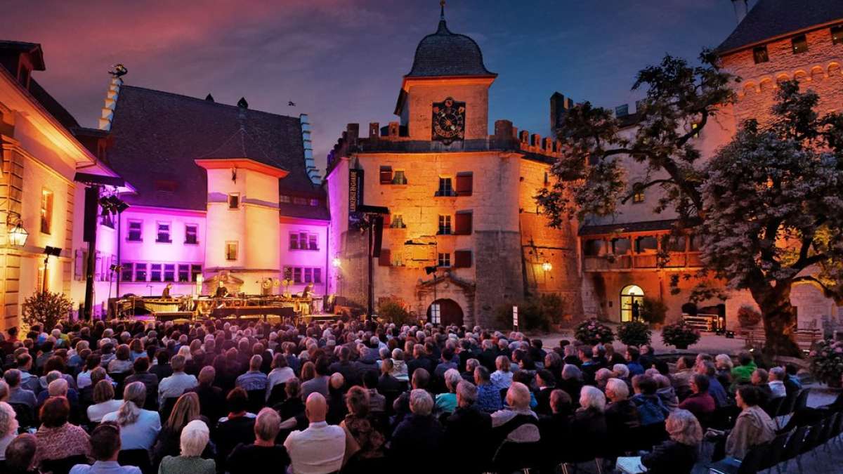 Lenzburgiade concert in the castle courtyard