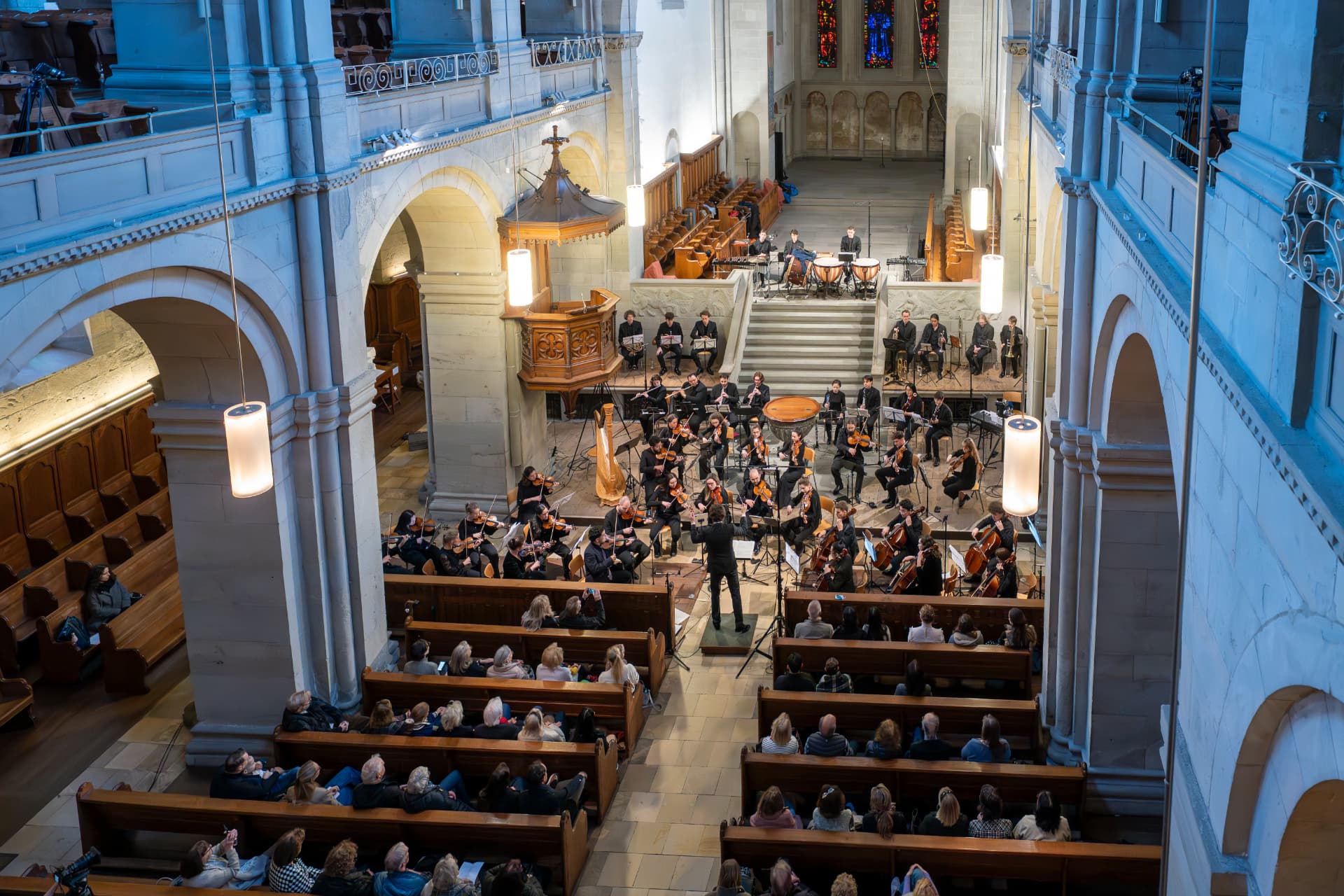 Empyrean Orchestra im Kirchenraum von oben gesehen