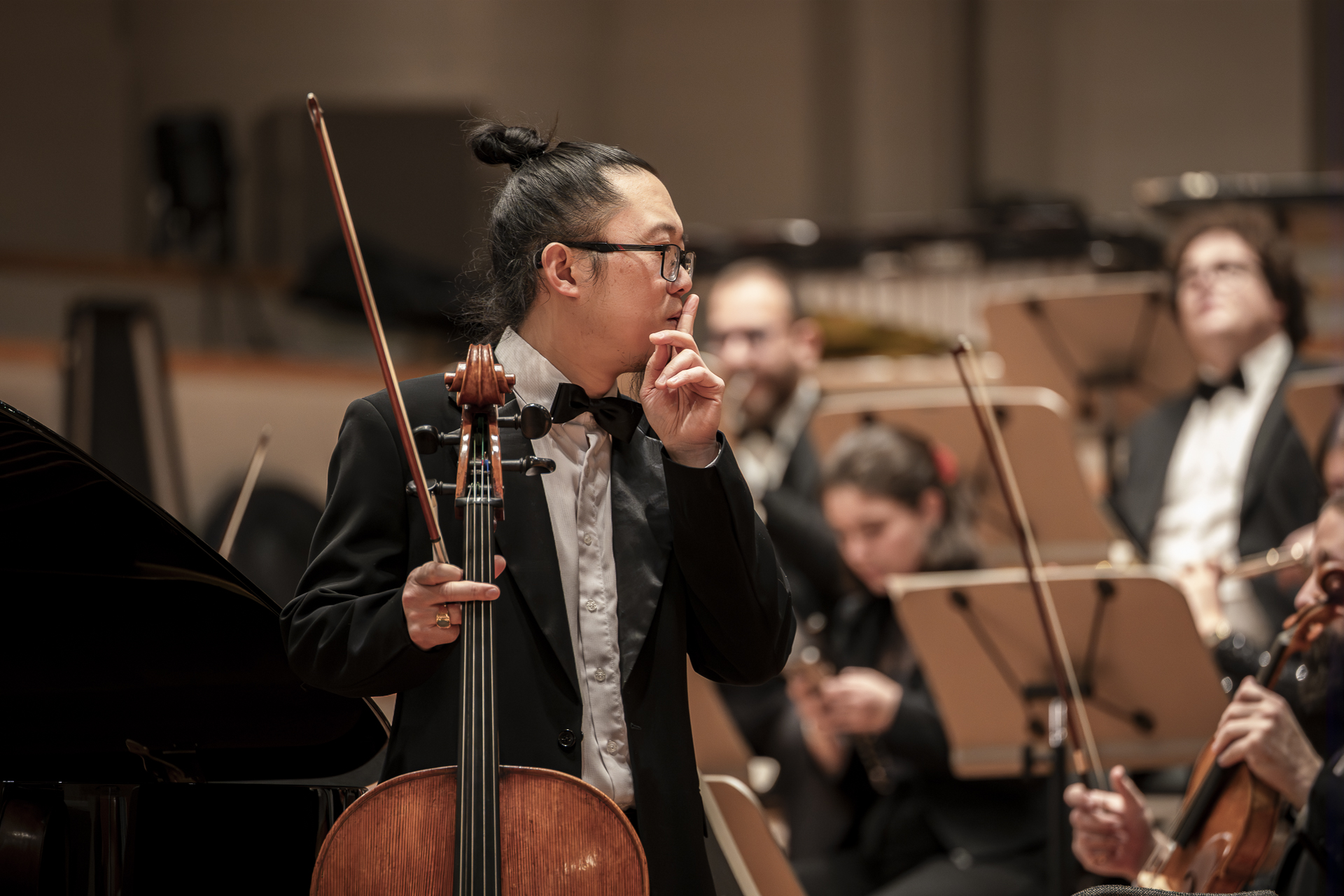 Cellist des Empyrean Orchestra vor dem Einsatz