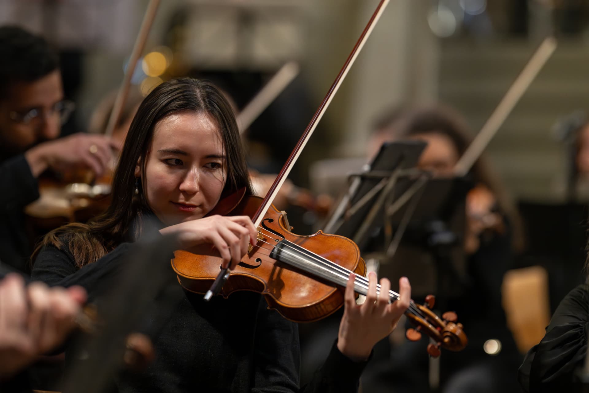 Geigerin des Empyrean Orchestra im Konzert