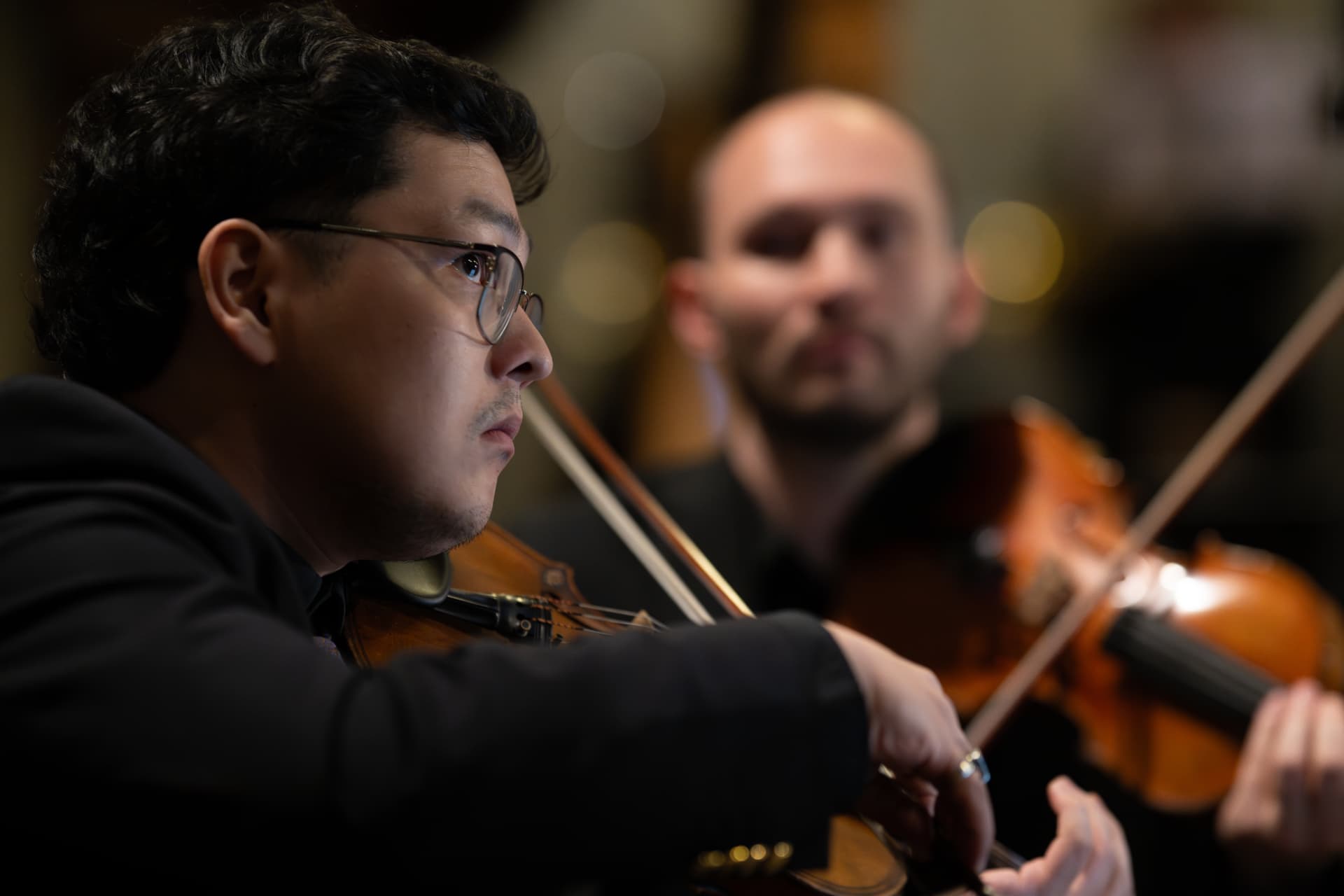 Geiger des Empyrean Orchestra im Profil während des Konzerts