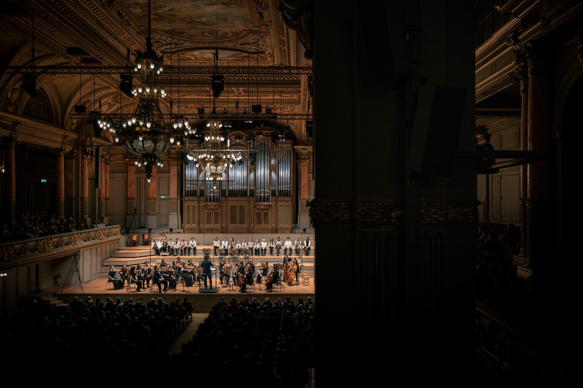 Blick aus der Loge auf Orchester und Kinderchor in der Tonhalle Zürich