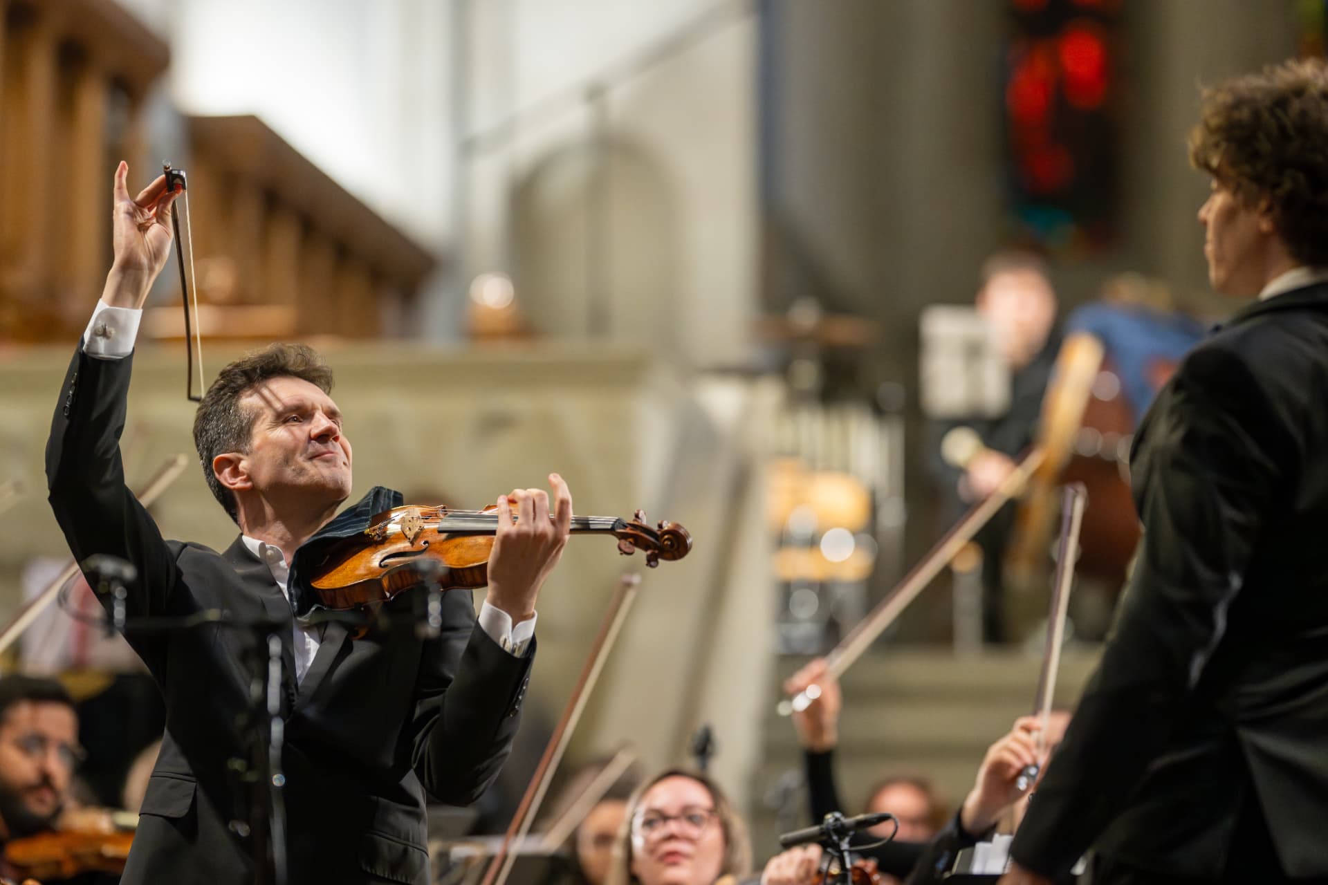 Solist mit Violine im Konzert im Kirchenraum
