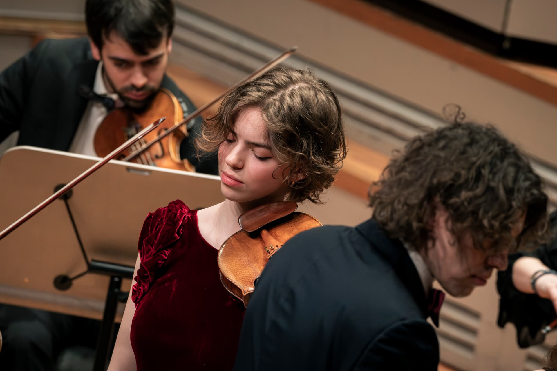 Solistin und Streicher im Konzert in der Tonhalle Zürich