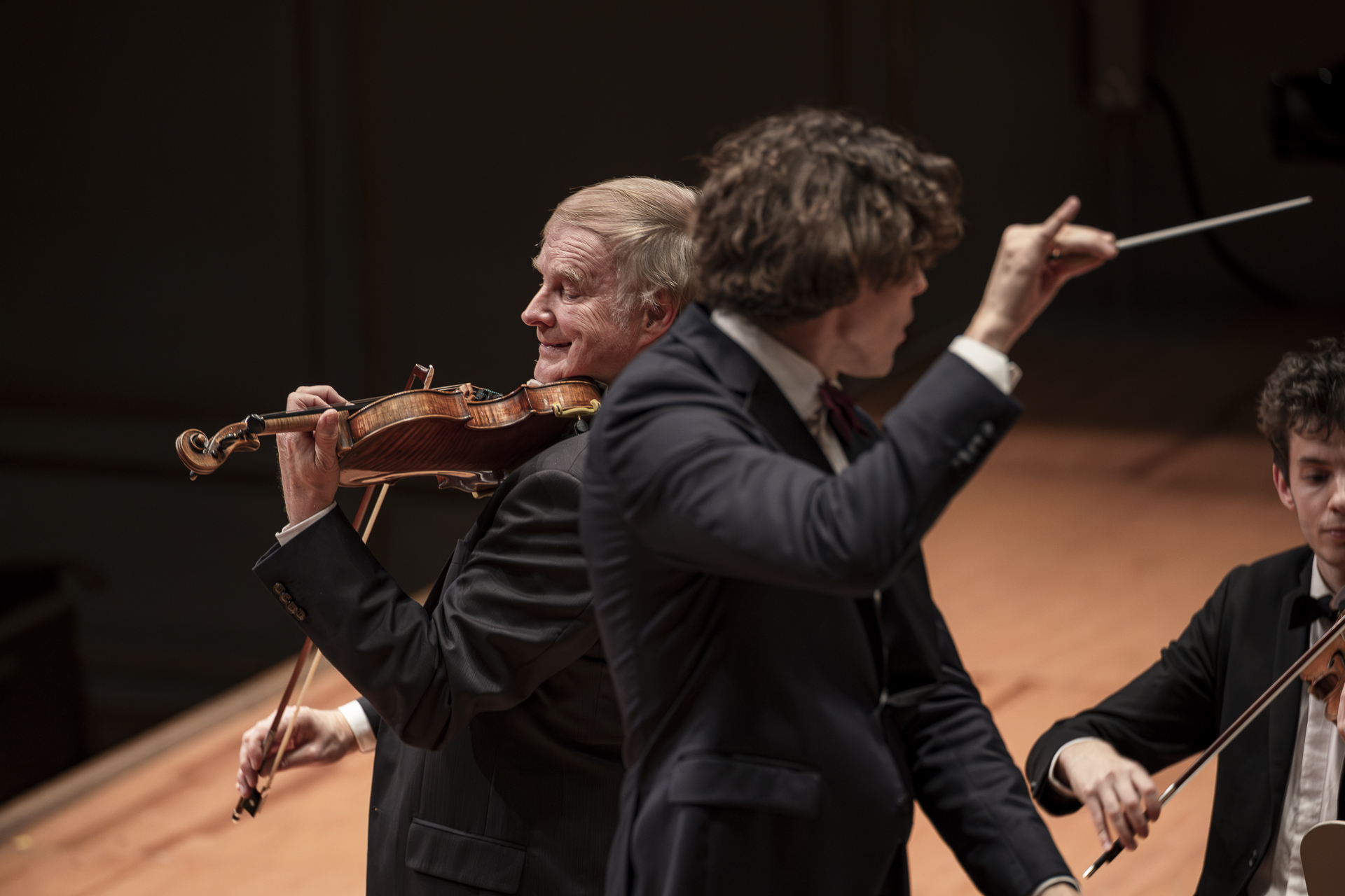 Kevin Griffiths dirigiert neben dem Konzertmeister – «Mephisto»