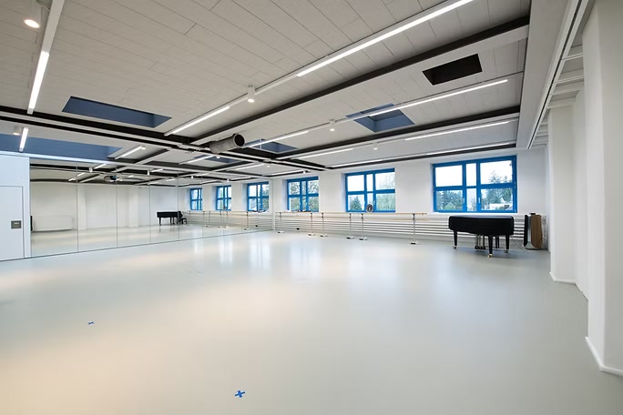 Probenraum mit Flügel und Spiegelwand